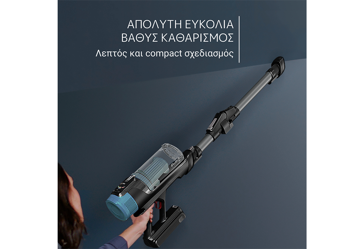 Μια γυναίκα σκουπίζει μια γωνία ταβανιού.